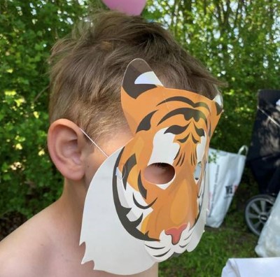 Ett barn har på sig en tigermask